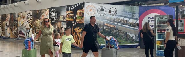 SRPSKI PEVAČ NAKON AFERE SA RIJALITI UČESNICOM, USLIKAN SA SUPRUGOM I DVOJE DECE: Ona se krije iza crnih naočara (FOTO)