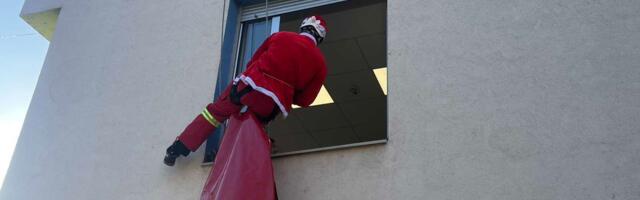 Mališanima u bolnicama na jugu i ove zime novogodišnje paketiće donose na prozore spasioci Gorske službe