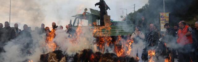 GRČKA POLICIJA SUZAVCEM RASTERALA BLOKADU POLJOPRIVREDNIKA: Pokušali da zatvore put do aerodroma, usledio ŽESTOK OBRAČUN sa organima reda! (FOTO)