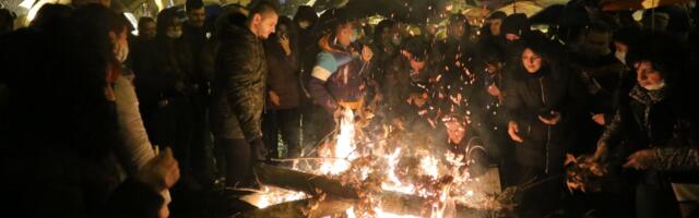Paljenje badnjaka u Sabornoj crkvi u Kragujevcu u 17 sati