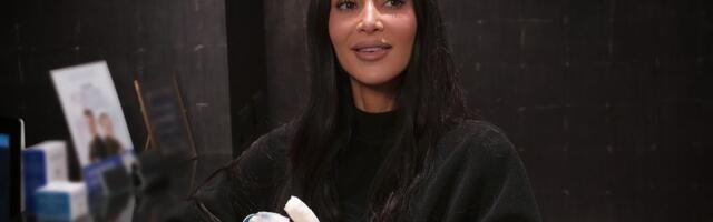 Kim Kardašijan zablistala na žurci, pa završila u žbunju: Izdale je cipele od 80 dolara