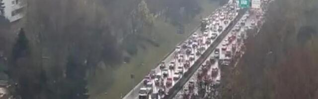 POPODNEVNI KOLAPS U BEOGRADU PLUS KIŠA! U ove delove grada NI SLUČAJNO NE KREĆITE ako nemate strpljenja i vremena!