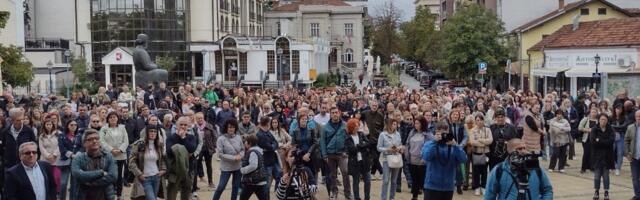 Nećemo direktore koje ne žele ni kolektiv niti roditelji: Protest Unije sindikata prosvetnih radnika Kragujevca ispred Školske uprave