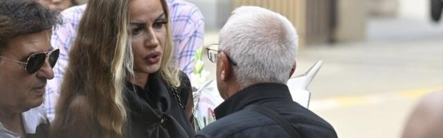 Drama sa groblja eskalirala! Pevač kipti od besa: "Došla je nafrakana kao za vašar"