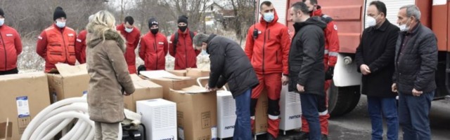 MAŠINE ZA SUŠENjE PROSTORIJA I CRPNE PUMPE: Uručena pomoć Kancelarije za KiM poplavljenim domaćinstvima u Lapljem selu