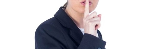 Ova žena zbog veoma retke bolesti smeta i ljudsko disanje! (VIDEO)