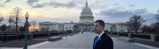 ZAŠTO NE BI TREBALO DA NAM BUDE SVEJEDNO ZBOG PRETVARANJA PORODICE VUČIĆ U LEGITIMNU METU?!