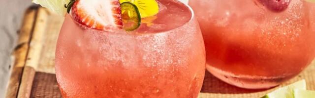Margarita sa jagodama i halapenjo papričicom