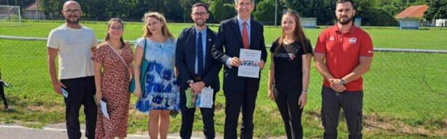 Ambasador Velike Britanije pretplatio se na „Super Trnavac“ -časopis žitelja ovog sela. Poseta kakva se ne dešava često.