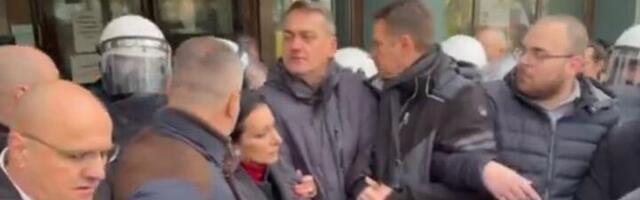 Tepić policajcu u NS: Skini šlem, neka te vidi porodica!