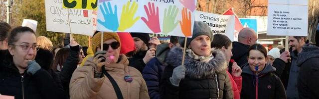 FOTO: Prosvetni radnici sa velikog skupa u Zrenjaninu uputili podršku studentima