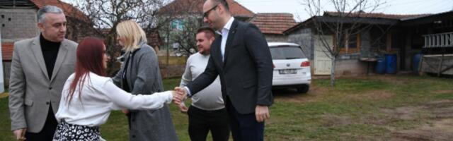 DVOJICA SINOVA SE VRATILA SA MALTE DA ŽIVE NA KOSOVU I METOHIJI Srpska lista u poseti osmočlanoj porodici Jović u Ranilugu