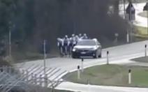 UZNEMIRUJUĆE! ISPLIVAO JEZIV SNIMAK! Čovek iz automobila pucao na bicikliste - pogledajte ovu stravu i užas! VIDEO