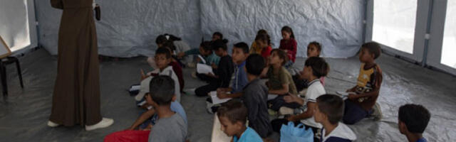 Газа: ученици похађају наставу у импровизованим школама под шаторима