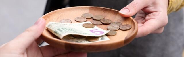 Konobarica dobila bakšiš od 800 evra: Prvo se ŠOKIRALA, a onda saznala ČUDAN ZAHTEV (VIDEO)