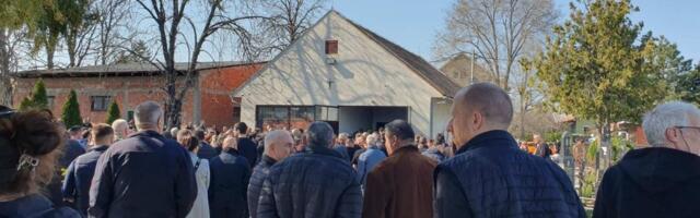 Jecaji odzvanjaju Batajničkim grobljem: Tužni pogledi gube se u daljini, suze porodice i prijatelja Mihajla (18) koji je nastradao kod Busija