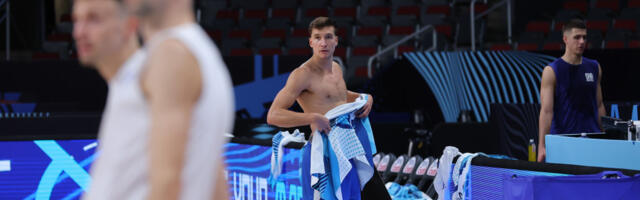 Bela majica, taman ten, pogled hladan kao led: Bogdanović objavio vrelu fotku sa mora, mreže gore (FOTO)