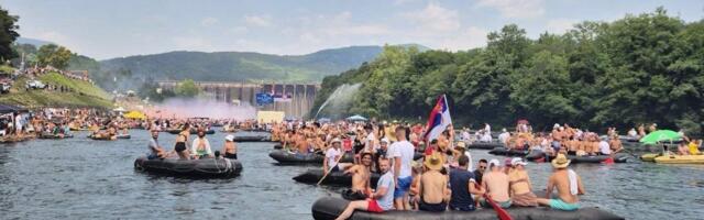 Ludnica na vodi kakva se ne pamti! Više od 20.000 ljudi napravilo neviđeni spektakl na Drini, reka bukvalno gorela od baklji i muzike