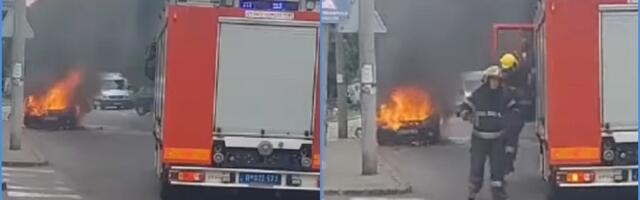 Izgoreo auto kod Cvetkove pijace (VIDEO)