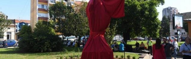 SUZE i JECAJI prolamaju se Šapcem! Otkriven spomenik Šabana Šaulića, Gocine potresne reči pogađaju dušu! (VIDEO)