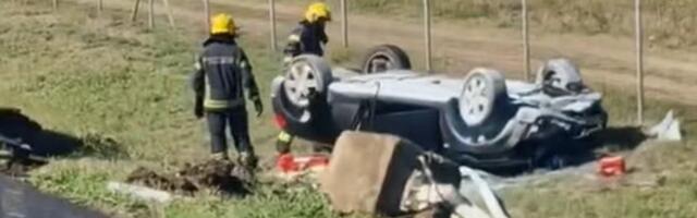 VIDEO: Tri žene povređene u prevrtanju vozila na autoputu kod Novog Sada, intervenisali i vatrogasci