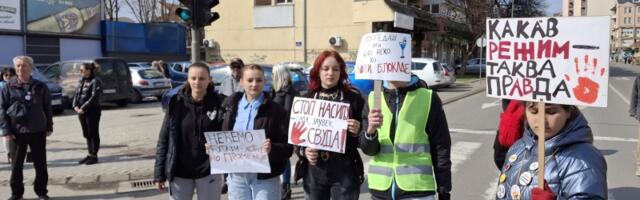 "Kakav režim - takva pravda": Kragujevčani i danas na raskrsnici kod "Uzora" odali poštu žrtvama novosadske tragedije (FOTO)