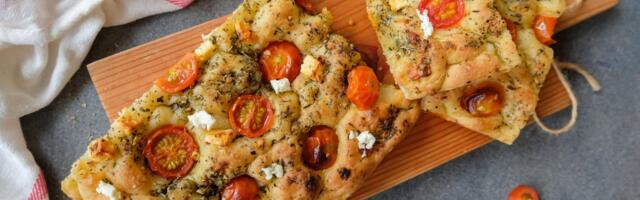 Zaboravite običnu fokaču: Ova sa sušenim paradajzom i maslinama miriše na more i nestaje čim je iznesete