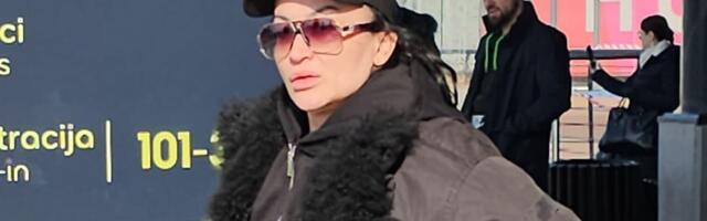 Pevačica ULOŽILA 5.000 EVRA NA PERIKE: Svi mislili da ima zdravstveni problem, a onda otkrila zašto nije u stanju da sebi NAMESTI FRIZURU!