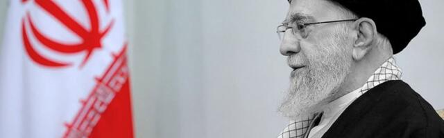 VODITELJ PLAČE I ZAPEVA U PROGRAMU UŽIVO! Evo kako je narodu u Iranu saopšteno da je Hamnei ubijen! (VIDEO)