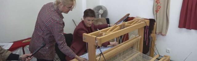 ANA BRNABIĆ KAKVU DOSAD NISTE VIDELI! Sela za stari razboj u Bajinoj Bašti pa poručila: I ja sam danas pokušala da naučim nešto novo (FOTO)