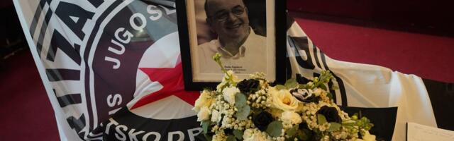 Stotine ljudi čekaju ispred Beogradske arene da odaju počast Dušku Vujoševiću, tu je i knjiga žalosti