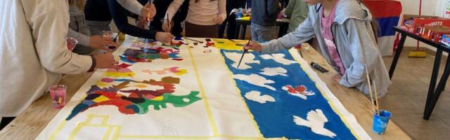 Vaskršnja slikarska radionica: Deca Hercegovine i slikar Srđan Kuljanin stvorili „Vaskrsenje Prebilovaca”