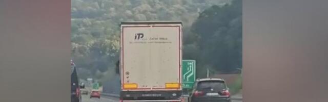 PRETIČE ZAUSTAVNOM TRAKOM KAO DA JE TO NAJNORMALNIJA STVAR! Bahati vozač BMW džipa snimljen na auto-putu, očevici u neverici! (VIDEO)