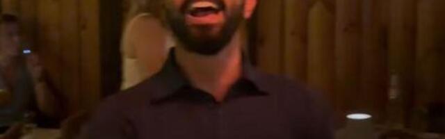 TURČIN U SRBIJI NA SAV GLAS PEVAO "VESELI SE SRPSKI RODE": U kafani podigao 3 prsta, ljudi u transu (VIDEO)
