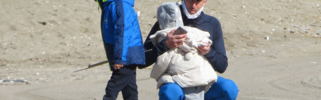 Paparaco "ulovio" Đokoviće na plaži u Marbelji! Emotivna scena Novaka sa decom pred VIŠENEDELJNI BORAVAK u Australiji