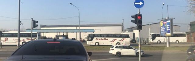 KILOMETARSKA KOLONA AUTOBUSA U VIŠNJIČKOJ: Vozači, izbegavajte ovaj deo grada! (VIDEO)