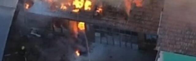 POŽAR U ZGRADI: Vatra zahvatila SEDAM stanova!