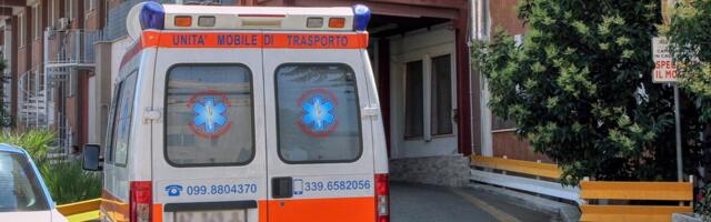 DEČAK (2) SE UGUŠIO U DVORIŠTU VRTIĆA! Traka od dukserice se zakačila za drvo i udavila ga: Nezapamćena tragedija, očajni roditelji telefonom dobili crne vesti