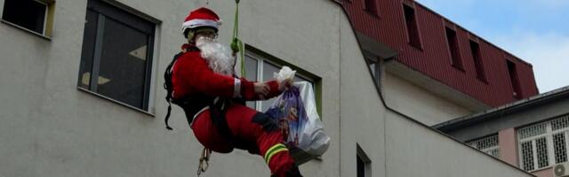 "Za njih smo mi stvarno doleteli sa neba" Pripadnici GSS prerušeni u Deda Mrazove zakucali na prozore UKC Niš mališanima na bolničkom lečenju