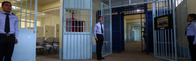 Затвореници у Гватемали преузели три затвора, држе 46 људи као таоце