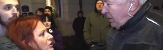 KAKAV HAOS U ČAČKU! NOVINAR PITAO BLOKADERKU ŠTA JE RAZLOG SKUPA, DOBIO PSOVKE: "Šta te boli k***c, ma jedi g***a!" To je ta blokaderska bolja Srbija (VIDEO)