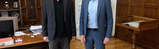 "MULJA NA SVE STRANE" Rektor Đokić malo kao Papa sa terase osveštava studente, malo iza njihovih leđa tajno pravi veze s vlašću! Ekskluzivno - slika sve govori!