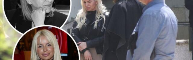 DŽIDŽA U JAVNOSTI POSLE GUBITKA BEBE! Stigla na sahranu Ljiljane Marković - slomljena od tuge, u rukama nosi ovaj cvet(FOTO)
