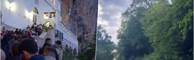 NA HILJADE VERNIKA STIŽE U MANASTIR OSTROG! Prizor za pamćenje, dolaze da se poklone velikom ČUDOTVORCU! Mnogi su prešli na stotine kilometara (FOTO/VIDEO)