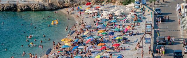 Novi skandal na crnogorskom primorju: Mirko otišao na popularnu plažu, a onda je usledio horor - vlasnik bara odmah krenuo u napad!