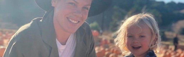 Osmeh u prvom planu: Pevačica Pink podelila prvu fotografiju dece nakon infekcije koronavirusom (FOTO)