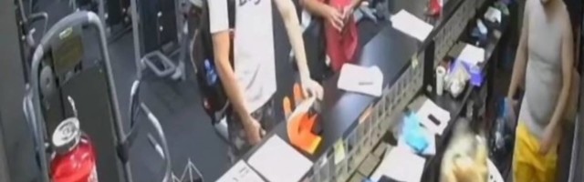 Svi dele jeziv video Beograđanina koji pesmicama udara u glavu radnicu teretane