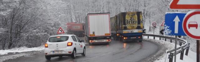 VOZAČI, OPREZ! Opasnost od poledice, pojačan saobraćaj na prilaznim putevima većih gradova!