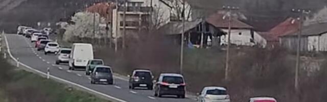 Kragujevac krenuo za Beograd – kolone vozila na  pututevima ka Beogadu