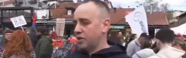 LjUDI IZ NOVOG PAZARA KOJI SU NA PROTESTU OSUĐUJU AKCIJU BLOKADE PUTA PLENUMAŠA: "Pustite te ljude, nek idu svojim putem.."